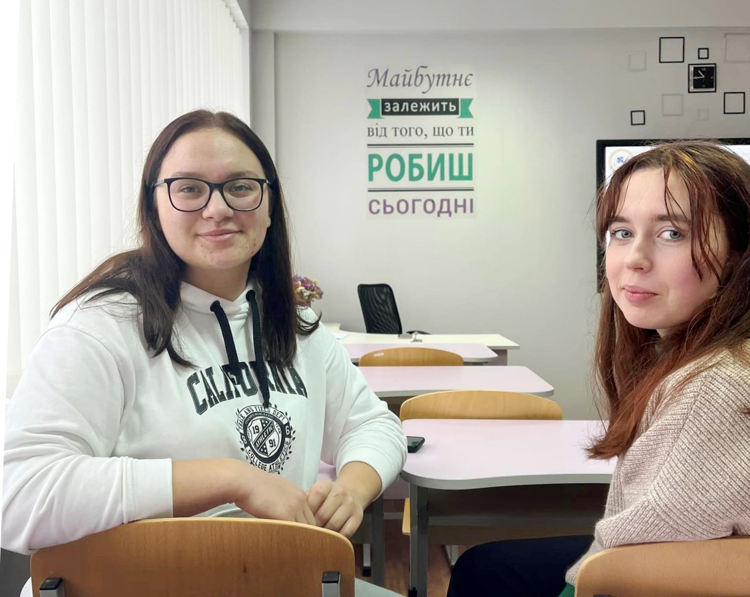 Студентки другого курсу Мацелюх Т. і Шмигель Т. під час олімпіади